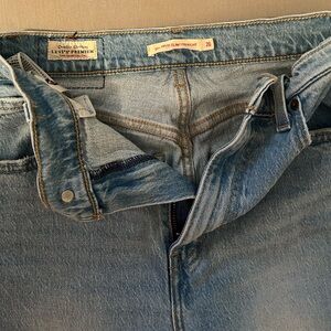 Levi's Premium Women’s Slim Straight Jeans in Light Blue